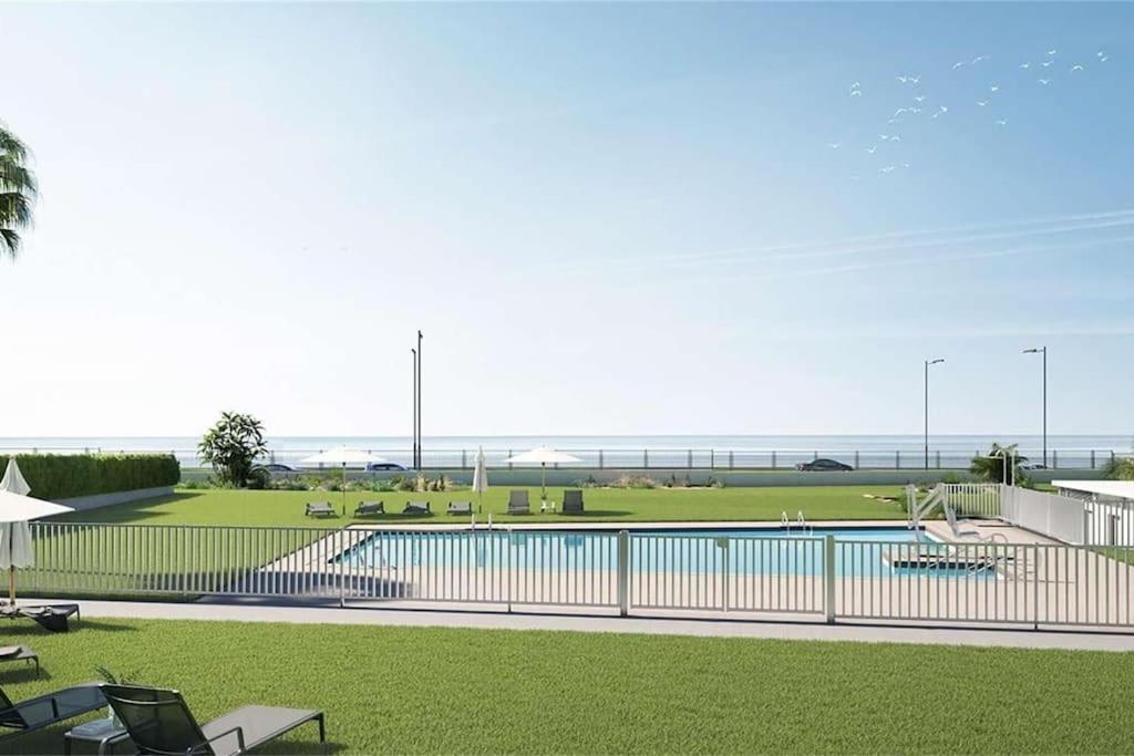 Bajo Con Jardin En Primera Linea De Playa Malaga Exterior photo