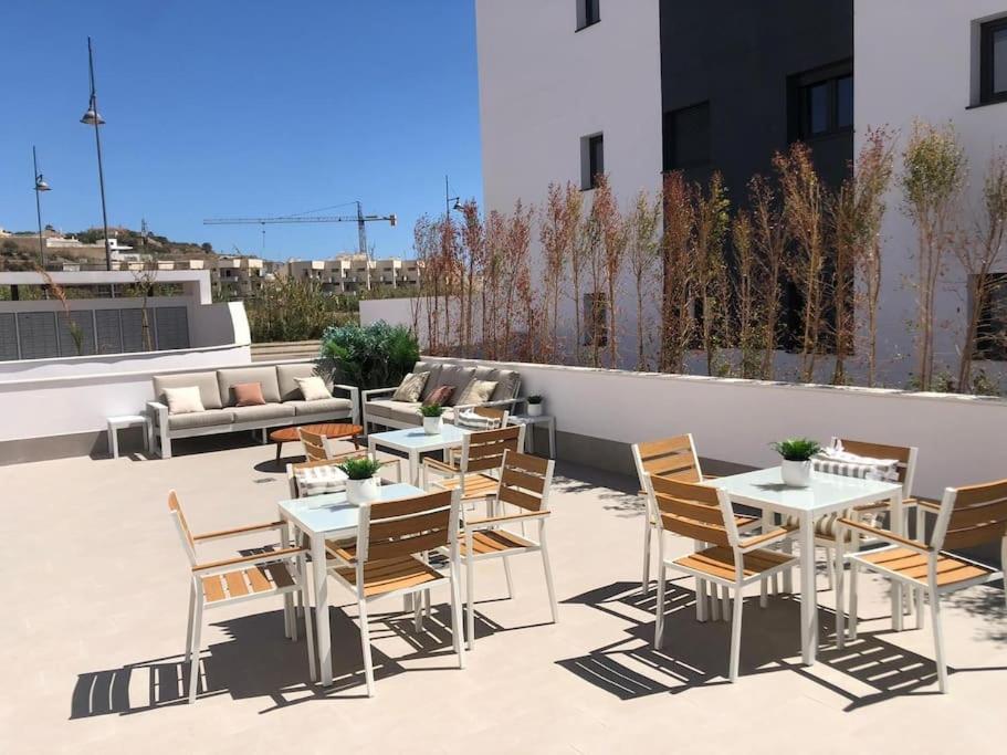 Bajo Con Jardin En Primera Linea De Playa Malaga Exterior photo